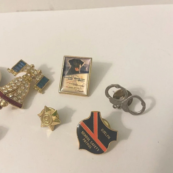 Vintage Lot of 10 Assorted Pins Canada Saskatoon Toronto Police Handcuffs Legion - Picture 3 of 16